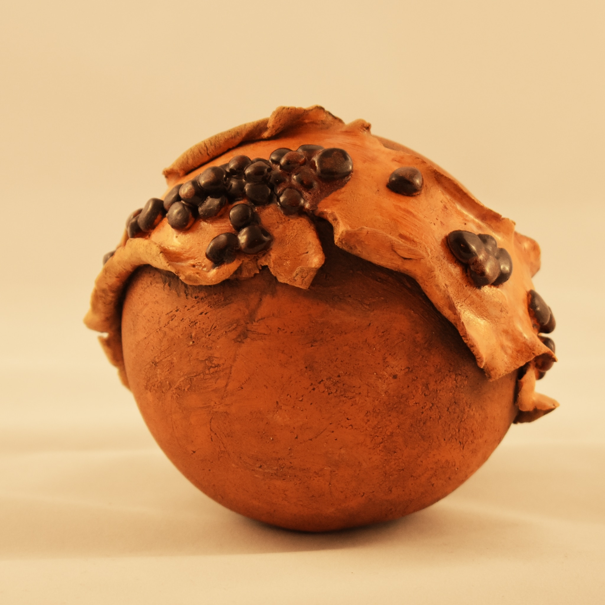Tonkugel als Gartenkunst